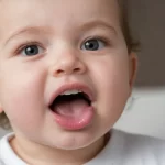 Manchas blancas en lengua: causas y soluciones para niños con 20 meses