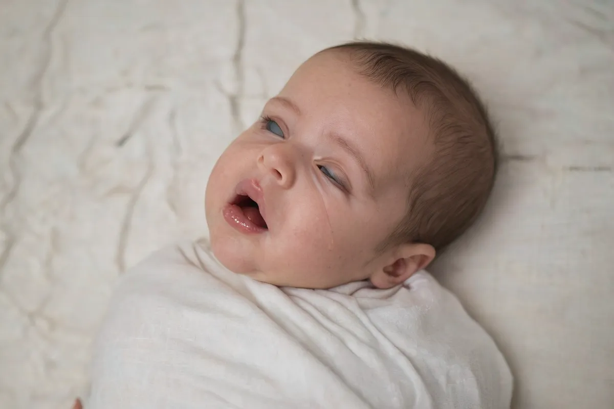 La obra explora el aborto y la evaporación con líneas infantiles