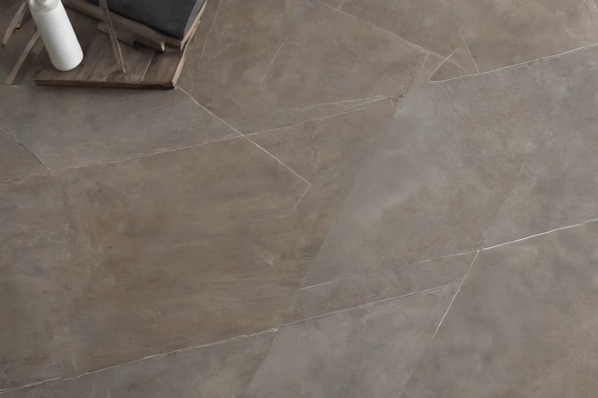 El piso de porcelana gris o marrón cálido tiene ventajas